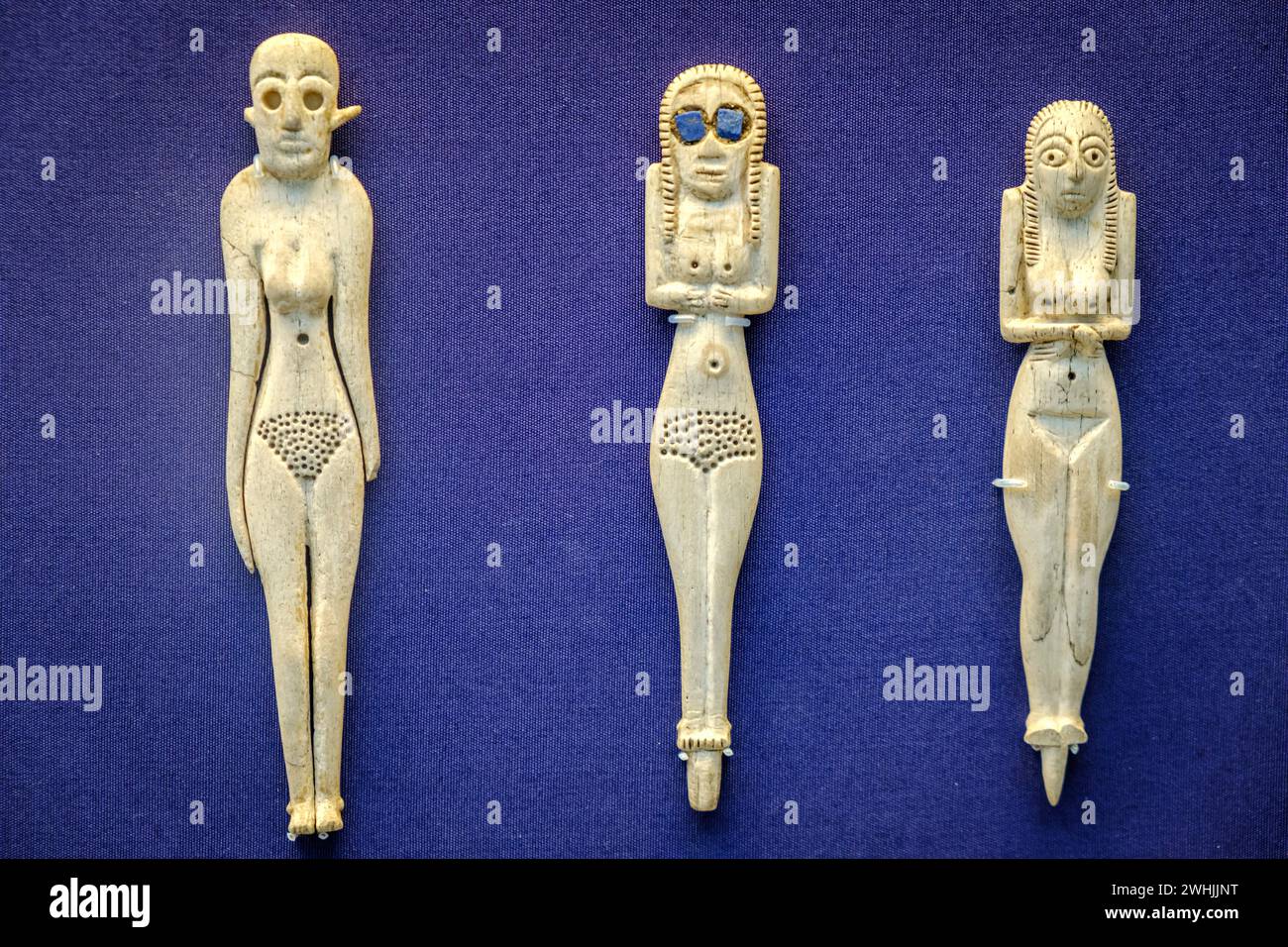 Figurines féminines ivoire avec yeux incrustés Lapis Lazuli. Égyptien antique Banque D'Images