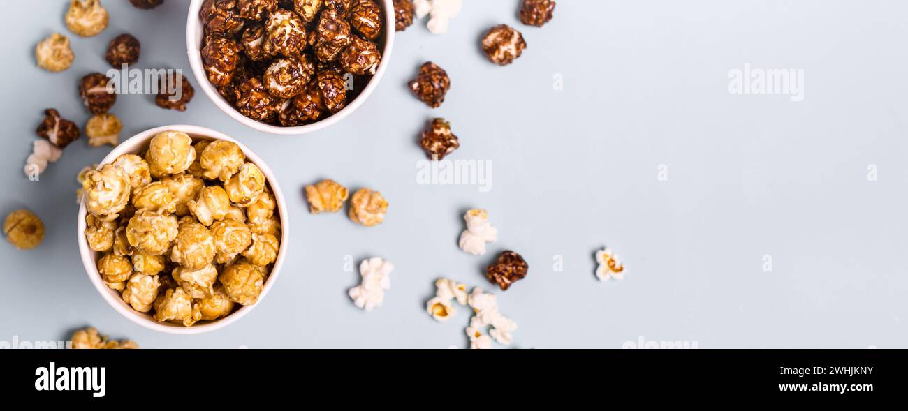 Pop-corn sucré et salé sur fond bleu Banque D'Images