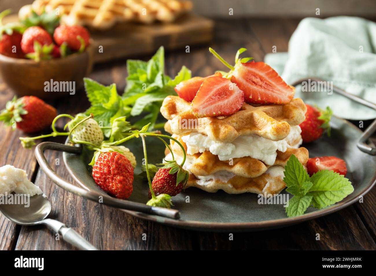 Gaufres belges maison avec fraises berrie fraîches et ricotta pour le petit-déjeuner sur une table rustique. Banque D'Images