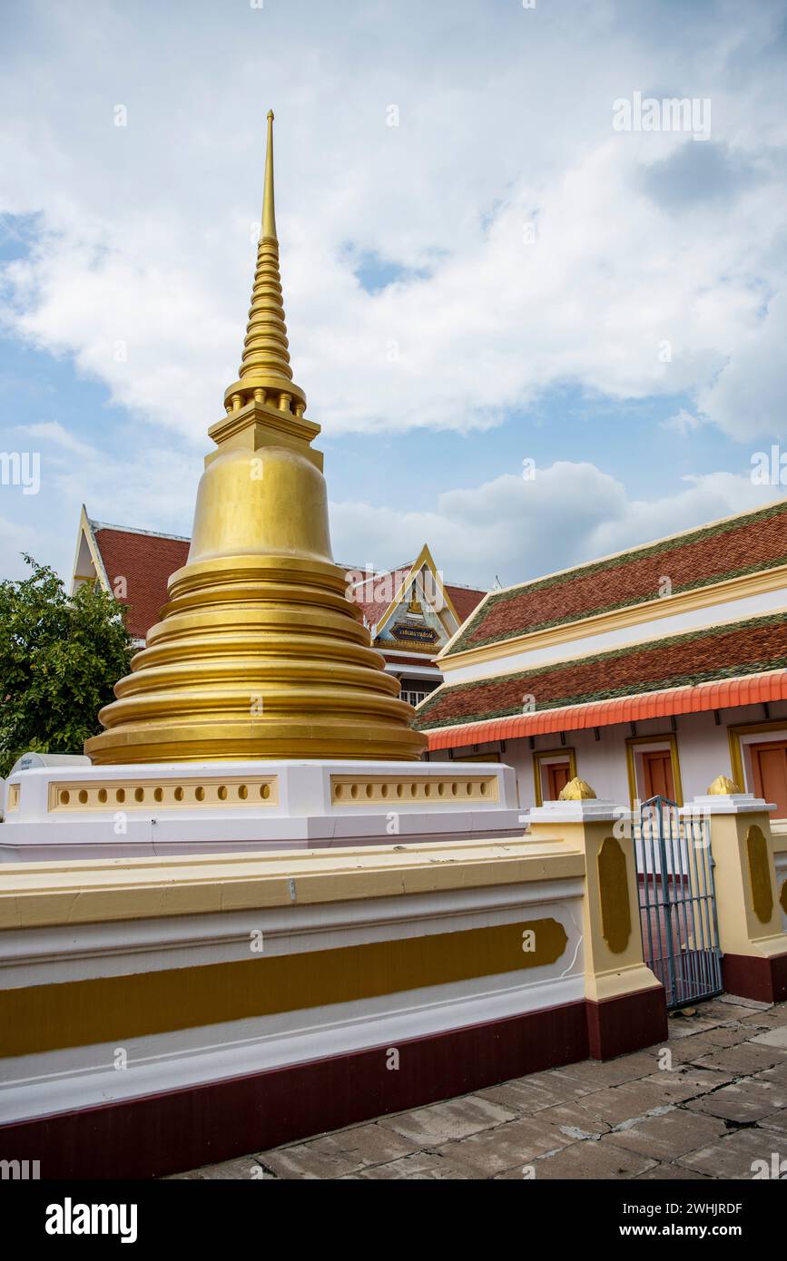 Le stupa à Wat Sattanat Pariwat dans la ville et la province de Ratchaburi en Thaïlande, Thaïlande, Ratchaburi, 14 novembre, 2023 Banque D'Images