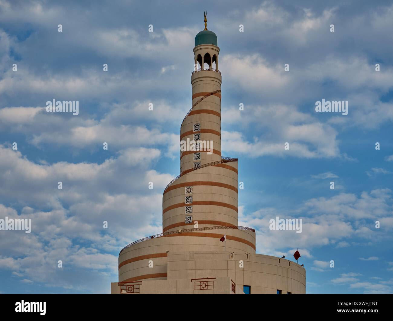 Al-Fanar Qatar Islamic Cultural Center (Abdullah Bin Zaid Al Mahmoud Islamic Cultural Center)(Fanar Masjid ) Doha, Qatar vue extérieure Banque D'Images