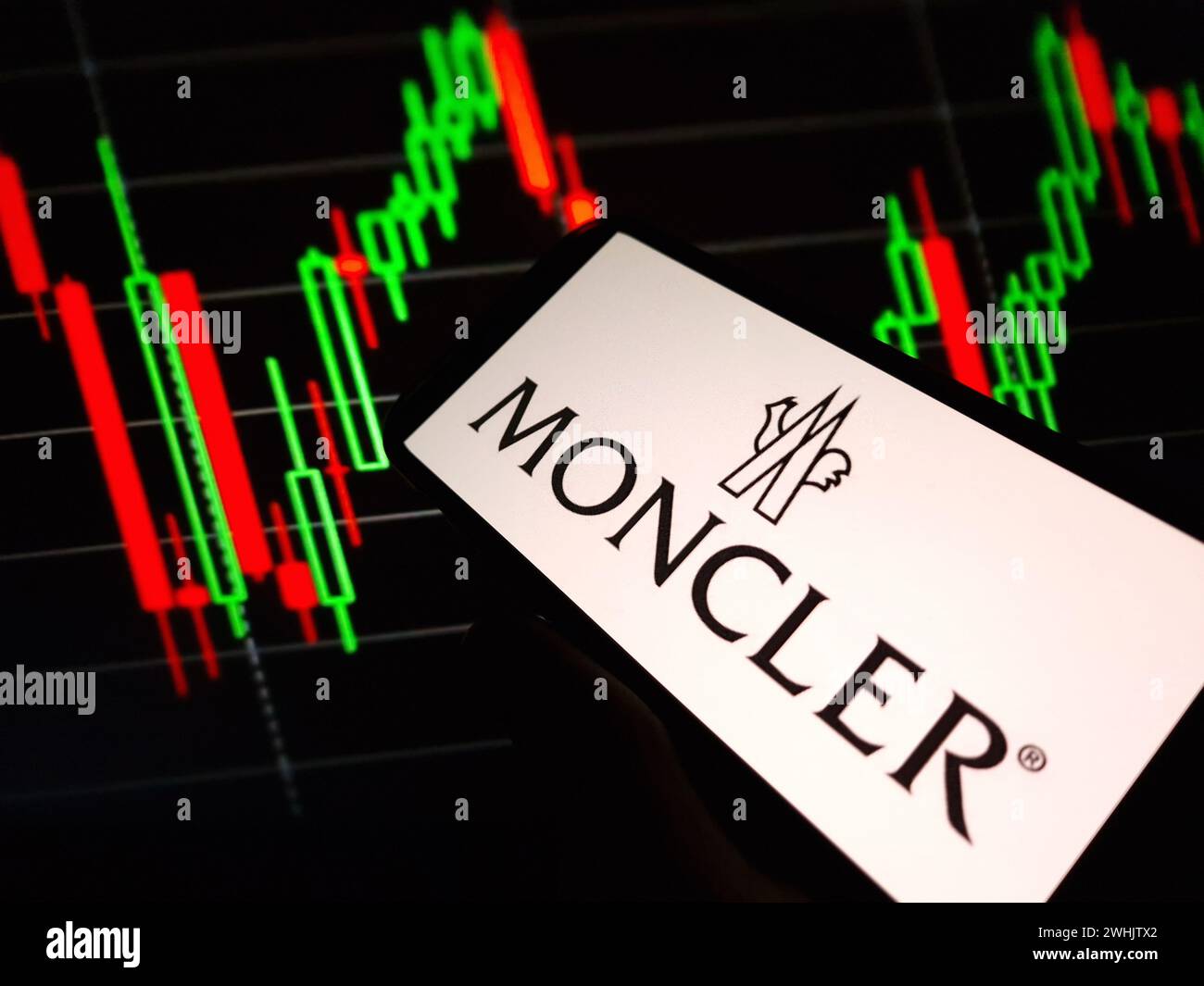 Konskie, Pologne - 09 février 2024 : logo de la société Moncler affiché sur le téléphone portable Banque D'Images