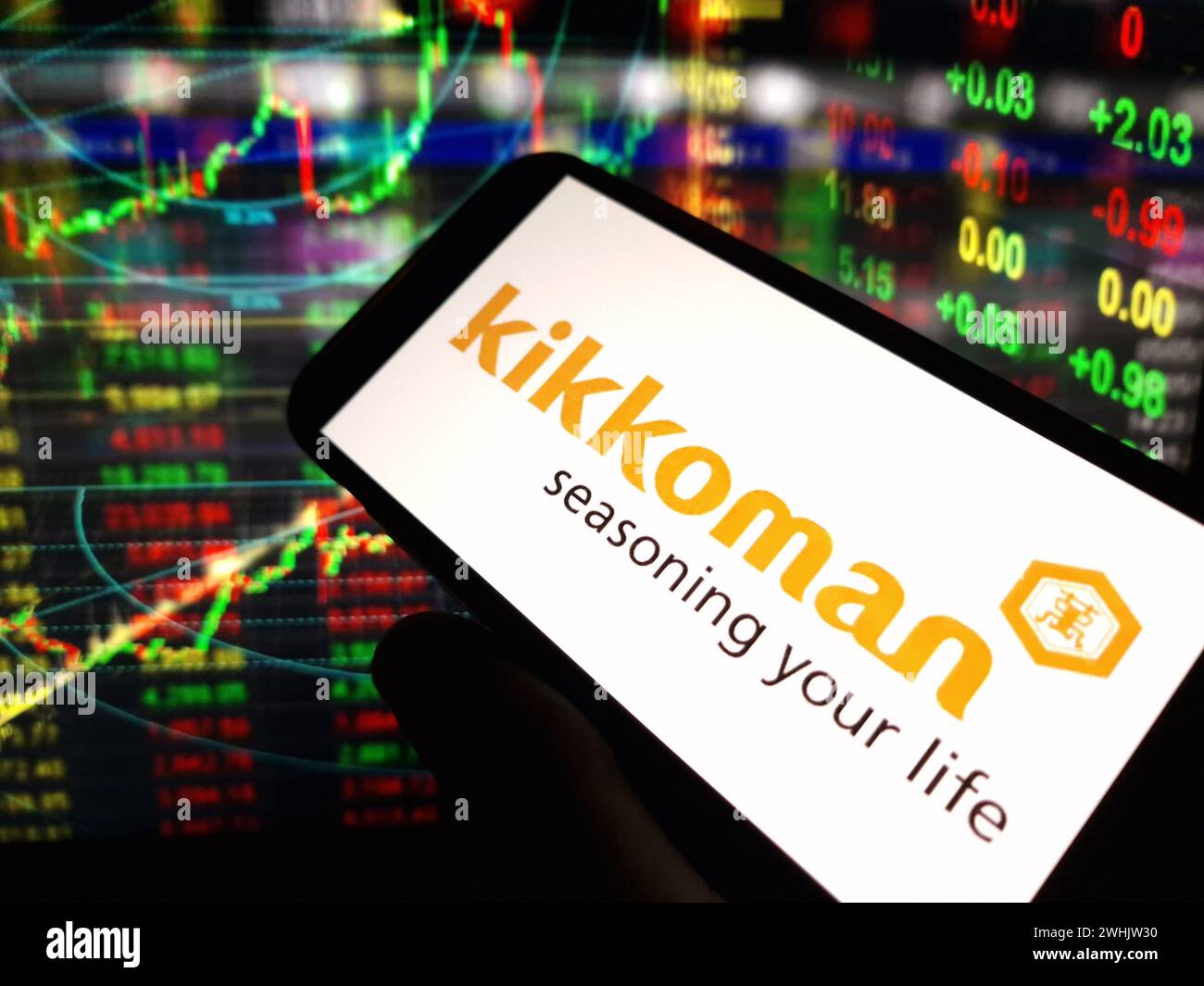 Konskie, Pologne - 09 février 2024 : logo de la société Kikkoman affiché sur le téléphone portable Banque D'Images