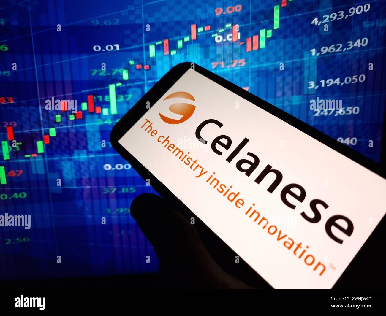 Konskie, Pologne - 09 février 2024 : logo de la société Celanese affiché sur le téléphone portable Banque D'Images