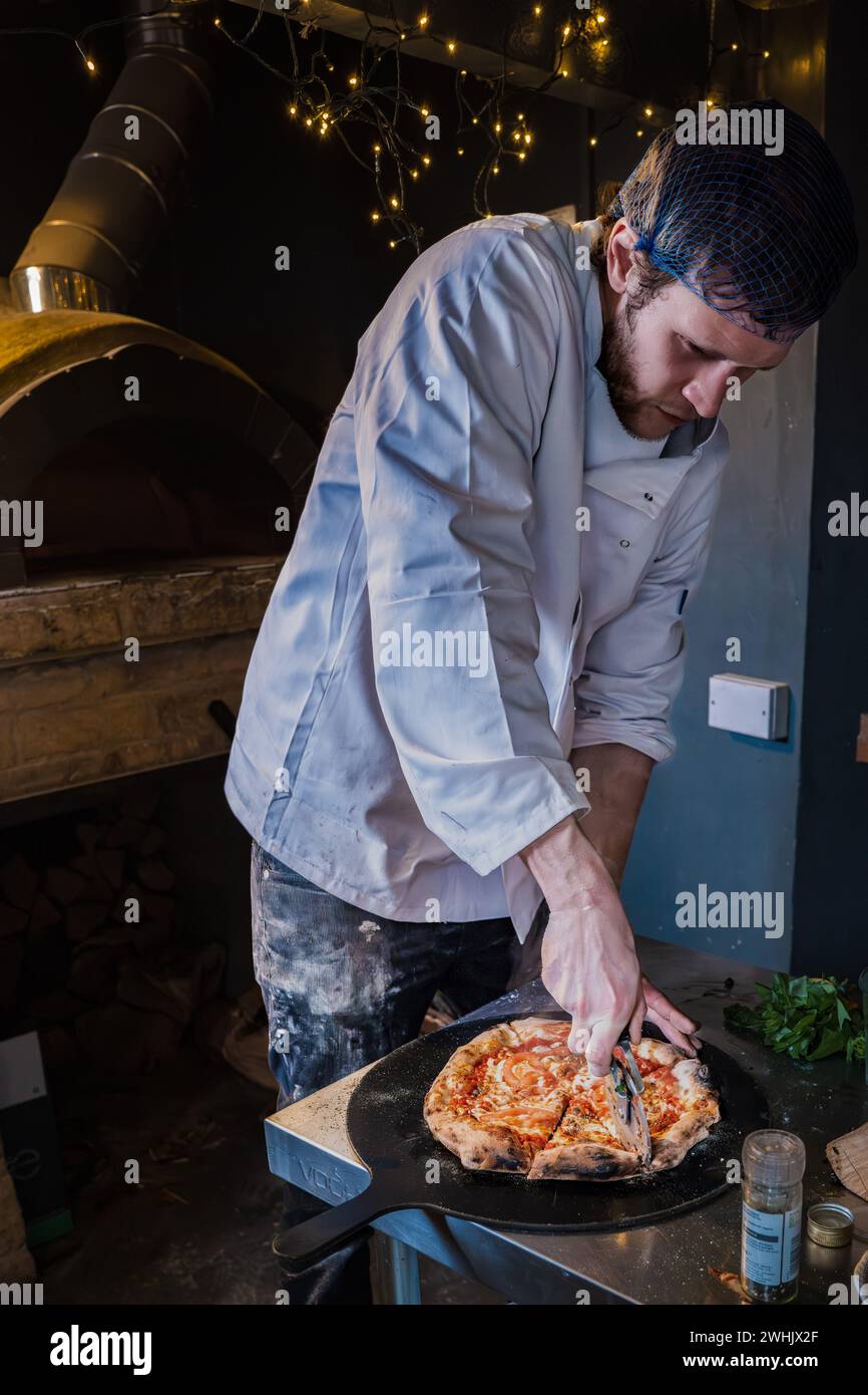 Chef fabriquant des pizzas artisanales. King's Road Yard Street Market, Pontcanna, Cardiff. Marché fermier. Tom's Pizza. Nourriture artisanale. Banque D'Images