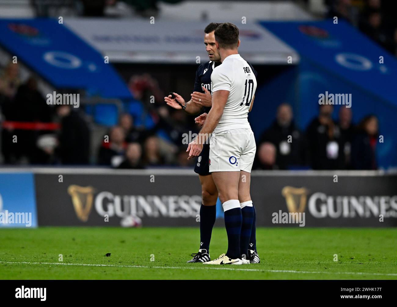 Twickenham, Royaume-Uni. 10 février 2024. Angleterre V pays de Galles, Guinness 6 Nations. Stade de Twickenham. Twickenham. James Doleman (arbitre, NZL) explique à George Ford (Angleterre) qu'il avait déménagé et que sa dose de coup de pied ne comptait pas lors du match de rugby Angleterre V pays de Galles dans les Guinness 6 Nations. Crédit : Sport in Pictures/Alamy Live News Banque D'Images