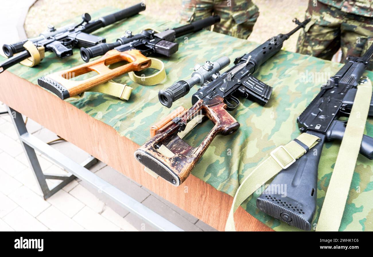 Samara, Russie - 27 mai 2023 : fusils de sniper russes avec lunette optique. Armes à feu russes Banque D'Images