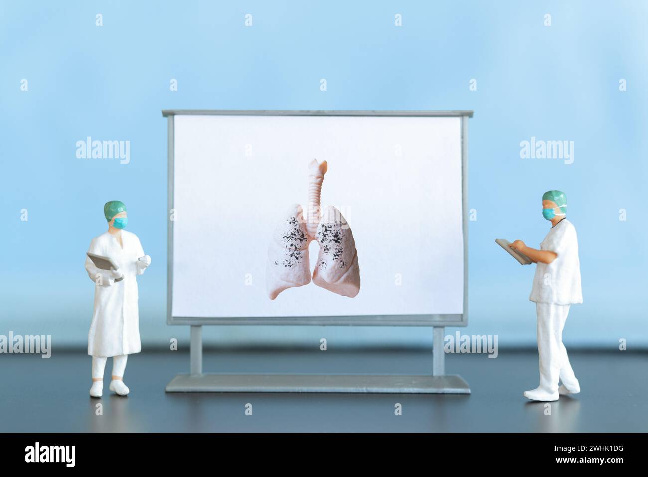 Personnages miniatures. Un médecin examine la pneumonie dans l'image, une maladie respiratoire. Banque D'Images