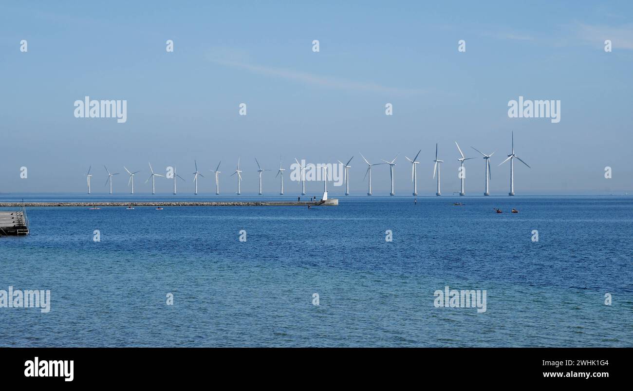 Copenhague/Danemark 06.mai 2018 parc de Turnbanes à vent dans l'eau danoise côté danois de l'océan vue depuis le parc Kastrup Amagerstrand. . Photo.Francis Joseph Dean / DeanPictures. Banque D'Images