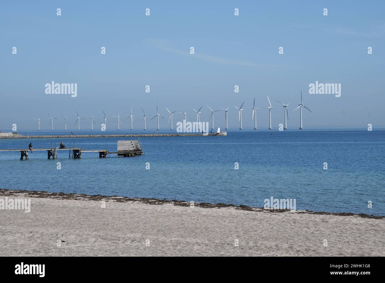 Copenhague/Danemark 06.mai 2018 parc de Turnbanes à vent dans l'eau danoise côté danois de l'océan vue depuis le parc Kastrup Amagerstrand. . Photo.Francis Joseph Dean / DeanPictures. Banque D'Images