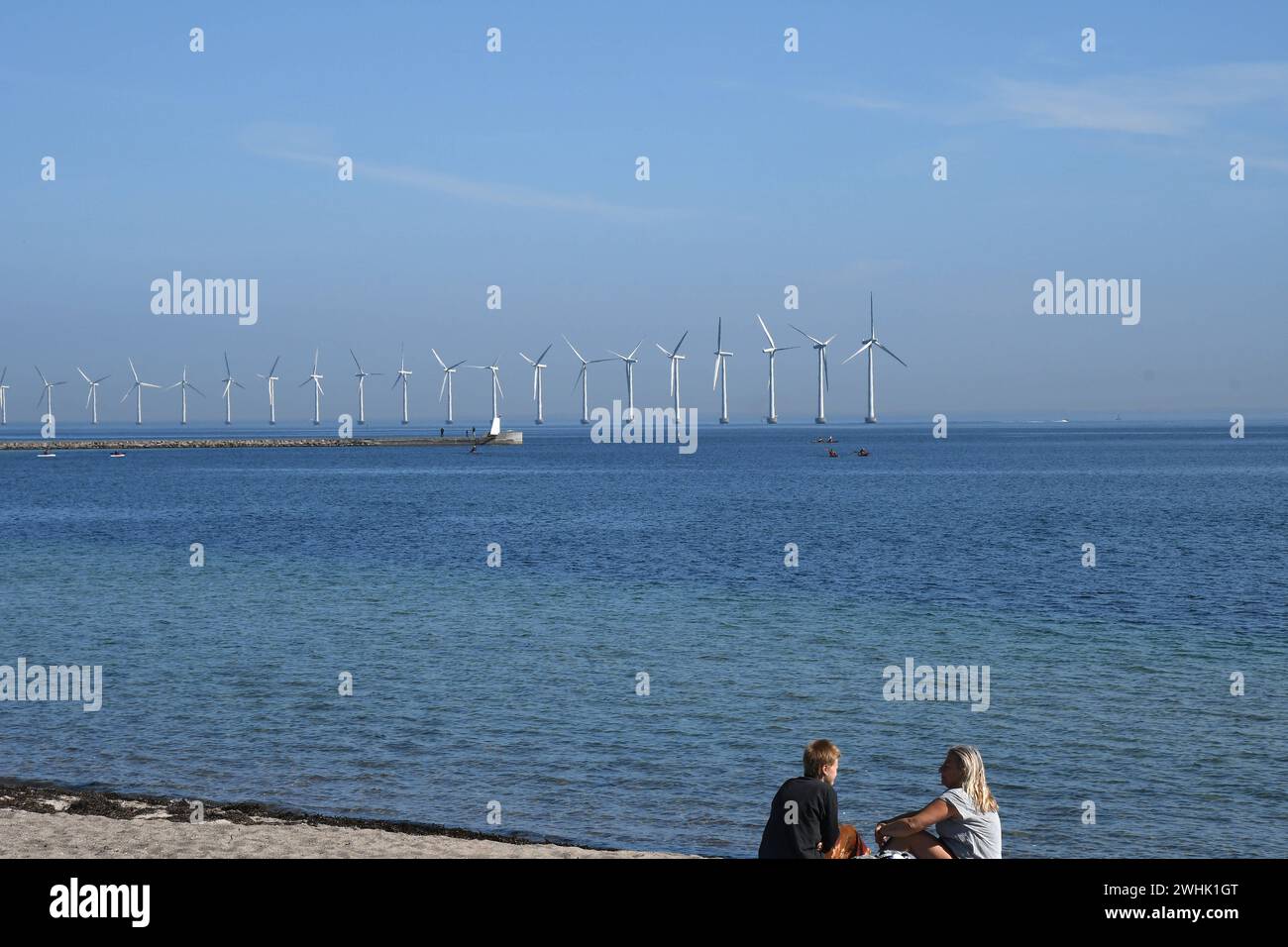 Copenhague/Danemark 06.mai 2018 parc de Turnbanes à vent dans l'eau danoise côté danois de l'océan vue depuis le parc Kastrup Amagerstrand. . Photo.Francis Joseph Dean / DeanPictures. Banque D'Images