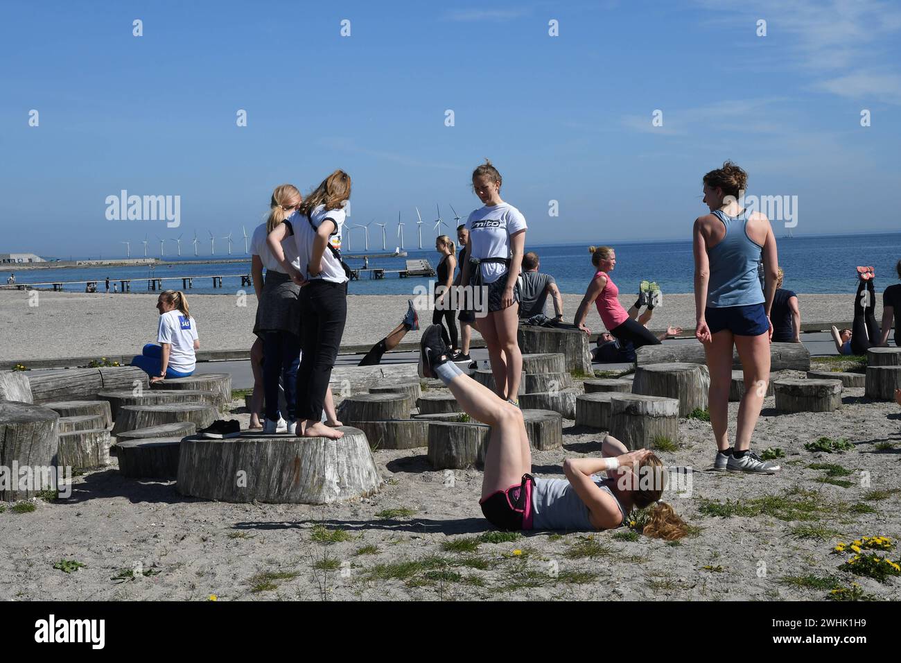 Copenhague/Danemark 06.mai 2018 parc de Turnbanes à vent dans l'eau danoise côté danois de l'océan vue depuis le parc Kastrup Amagerstrand. . Photo.Francis Joseph Dean / DeanPictures. Banque D'Images