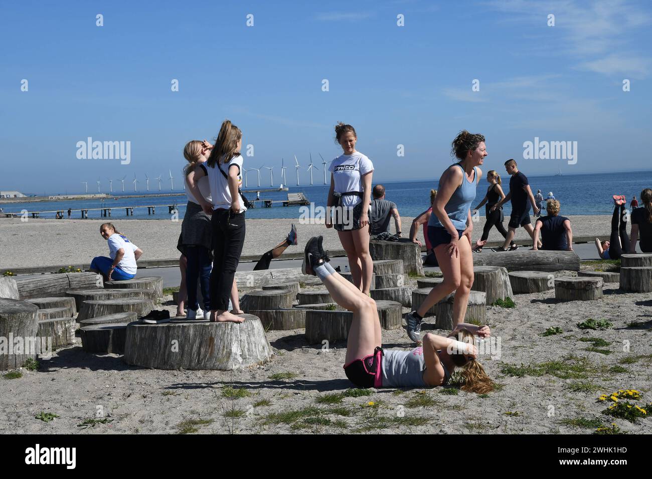 Copenhague/Danemark 06.mai 2018 parc de Turnbanes à vent dans l'eau danoise côté danois de l'océan vue depuis le parc Kastrup Amagerstrand. . Photo.Francis Joseph Dean / DeanPictures. Banque D'Images