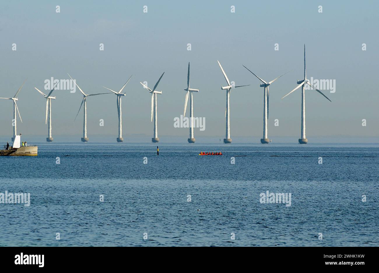Copenhague/Danemark 06.mai 2018 parc de Turnbanes à vent dans l'eau danoise côté danois de l'océan vue depuis le parc Kastrup Amagerstrand. . Photo.Francis Joseph Dean / DeanPictures. Banque D'Images