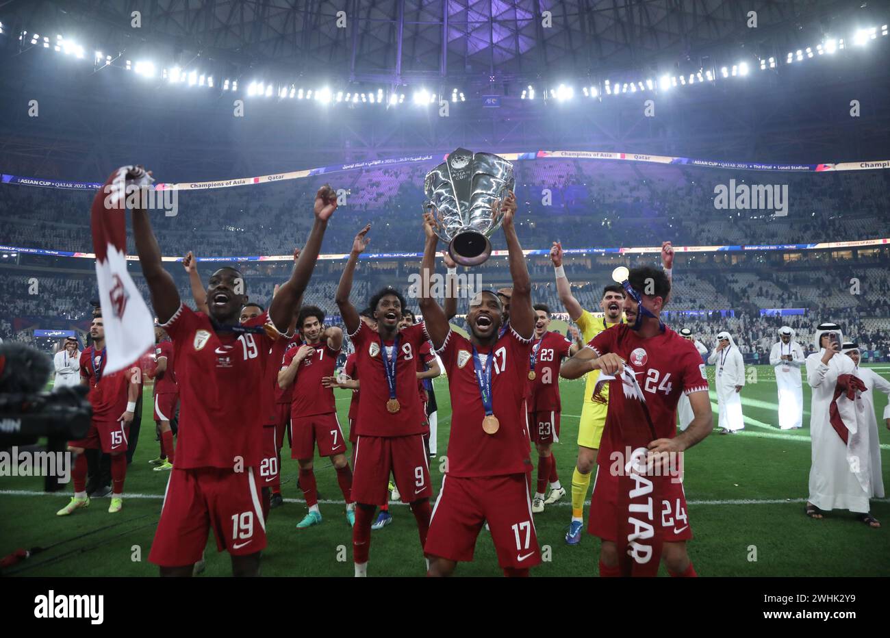 Qatar, Lusail, 10 février 2024 - Almoez Ali et Ismaeel Mohammad et Jassem Gaber de l'équipe du Qatar célèbrent avec trophée après avoir remporté la finale de la Coupe d'Asie de l'AFC entre la Jordanie et le Qatar au stade Lusail à Lusail, Qatar, le 10 février 2024. Crédit : Sebo47/Alamy Live News Banque D'Images