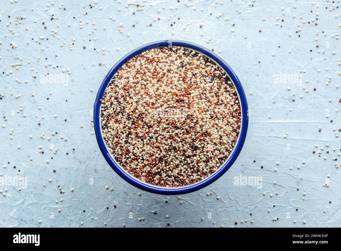 Mélange de quinoa. Mélanger les graines de quinoa blanc, rouge et noir dans un bol Banque D'Images