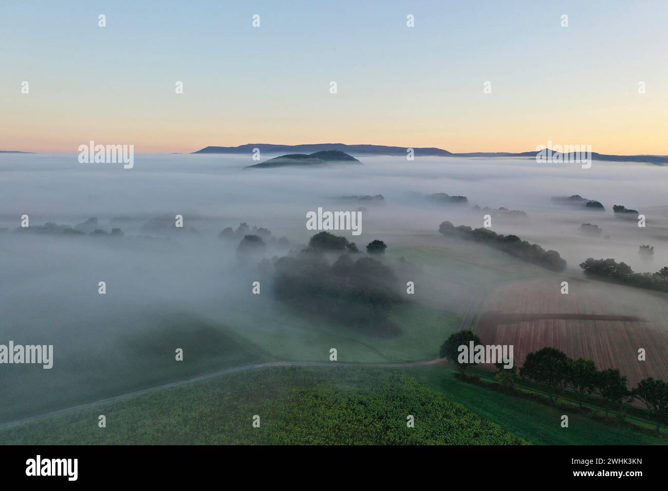 Brouillard matinal sur la vallée de Werra, depuis le Schlierbachsattel, Oberduenzenbach près d'Eschwege, quartier de Werra-Meissner, vallée de Werra, Hesse du Nord Banque D'Images