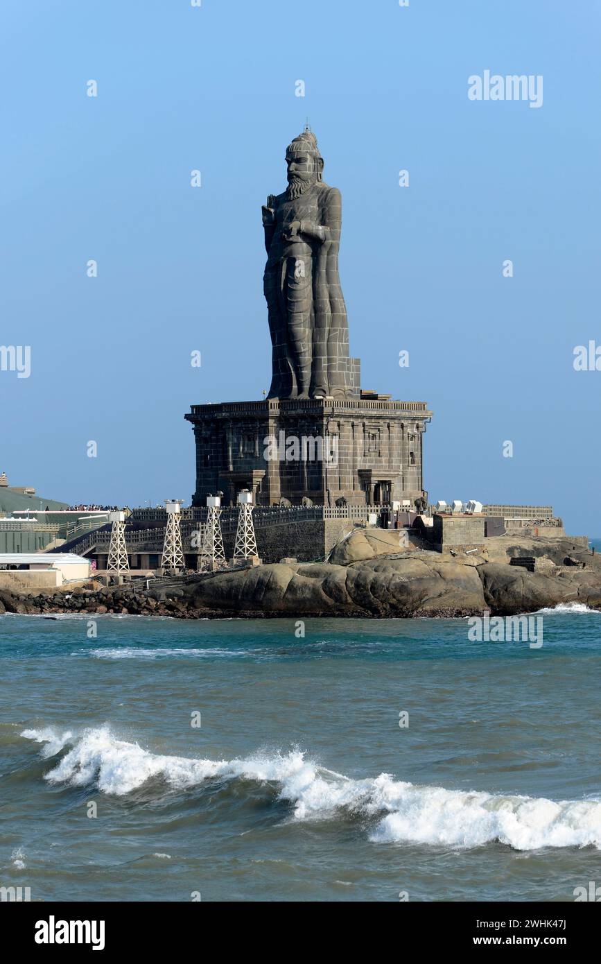 Statue de 40,5 mètres de haut comme monument au poète tamoul Tiruvalluvar, Kanyakumari ou Kanniyakumari, village le plus méridional de l'Inde, Cap Comorin, Tamoul Banque D'Images