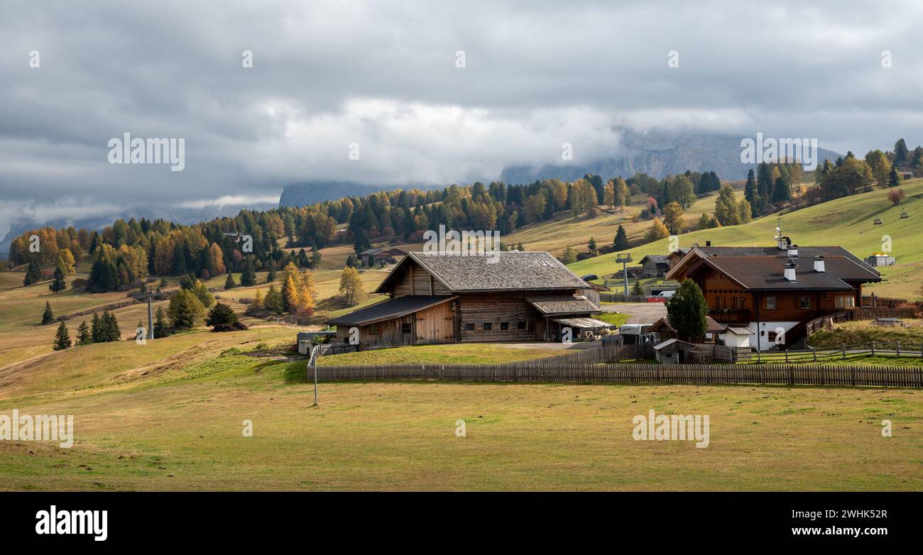 Cabane de voyage en bois maisons touristiques en plein air dans la colline. Alpe di siusi Seiser alm Italie Banque D'Images