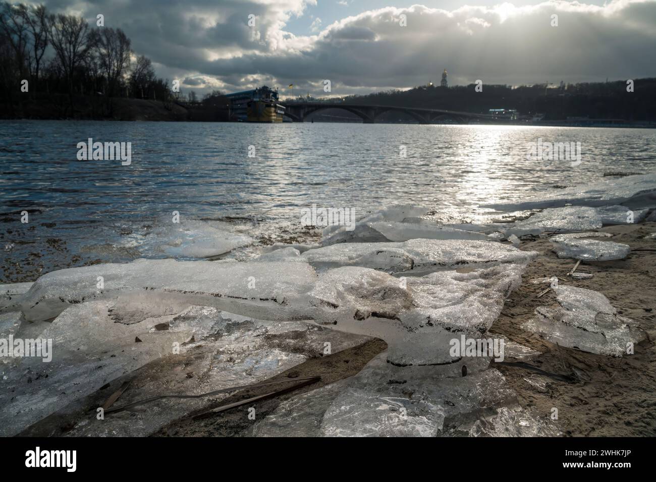 Fonte de glace sur le fleuve Dnipro près de Kiev, Ukraine. Paysage extérieur printanier. Focalisation sélective sur la glace Banque D'Images