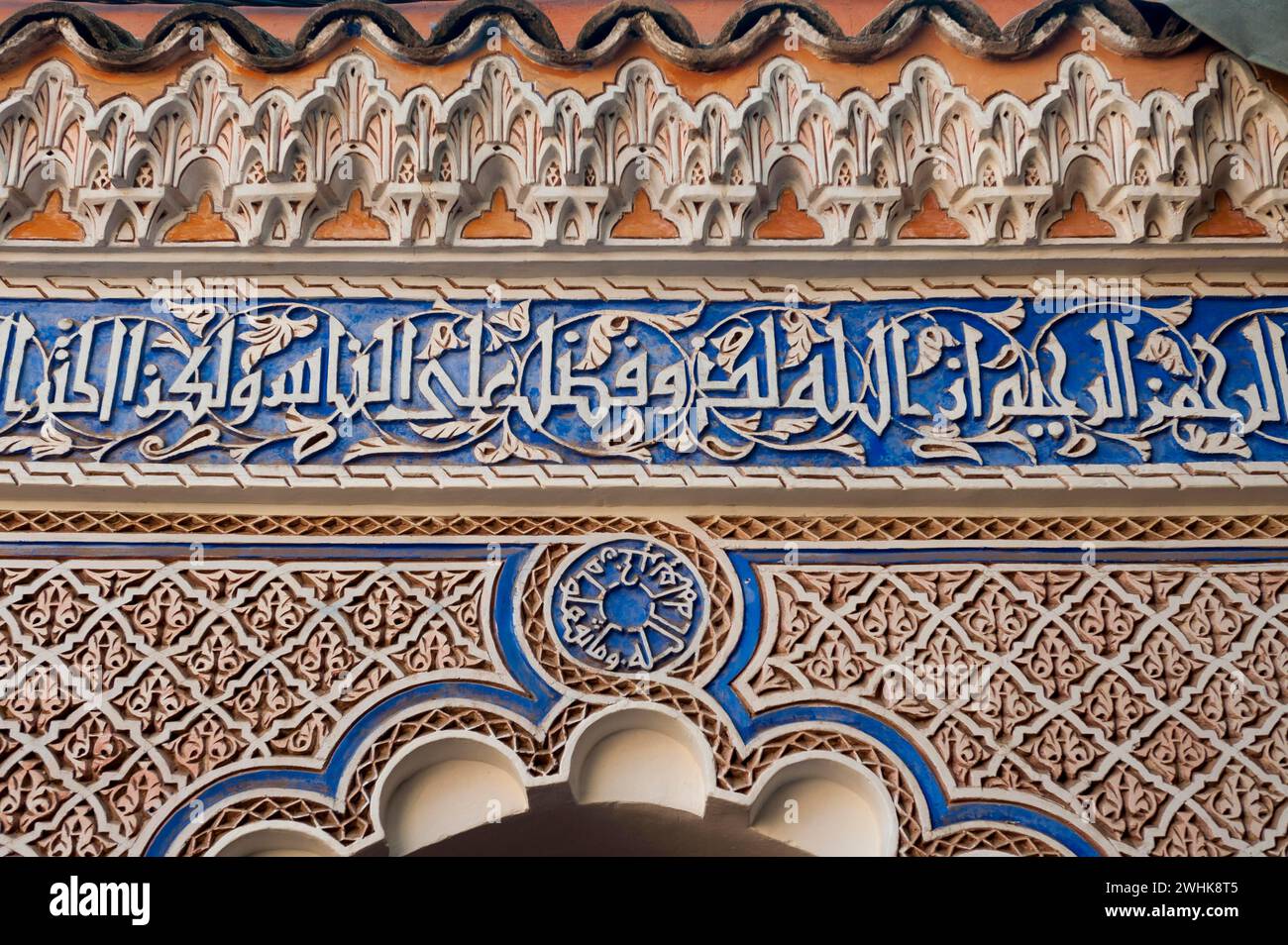 Façade avec ornement, décoration, ornementation, art, mosaïque, arc, splendide, souk, architecture, arabe, oriental, maison, façade de maison, Marrakech Banque D'Images