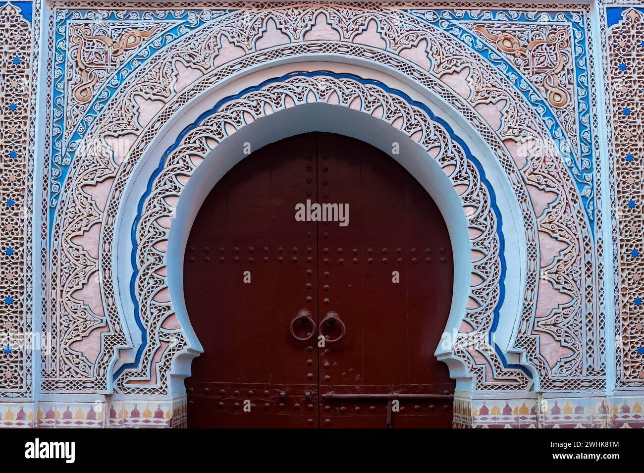 Façade avec porte, entrée, ornement, décoration, ornementation, art, mosaïque, arc, magnifique, souk, architecture, arabe, orientale, maison, maison Banque D'Images