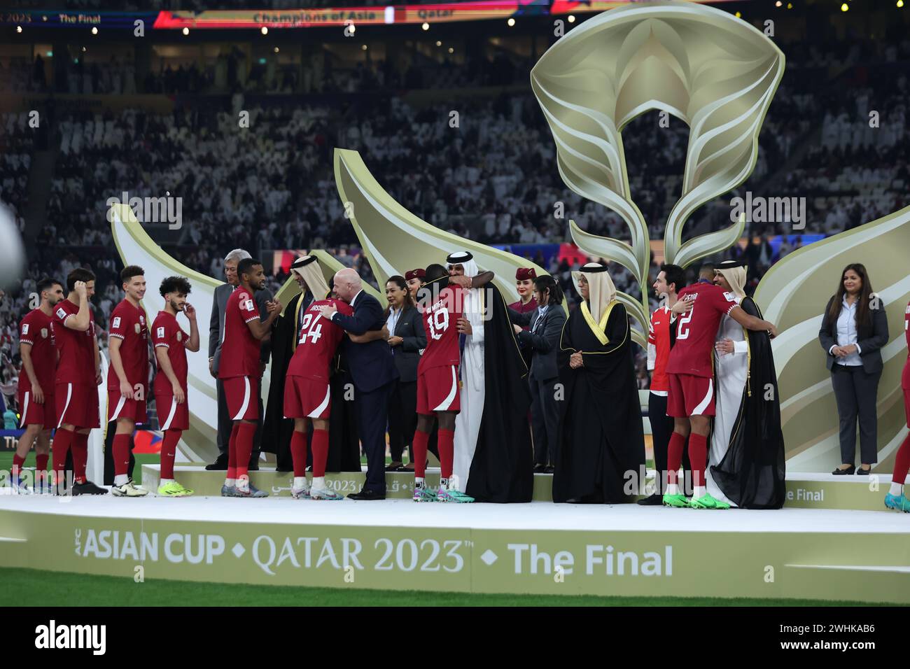 Qatar, Lusail, 10 février 2024 - Cheikh Tamim bin Hamad Al Thani Emir du Qatar, roi avec des joueurs du Qatar sur scène lors de la finale de la Coupe d'Asie de l'AFC entre la Jordanie et le Qatar au stade Lusail à Lusail, Qatar, le 10 février 2024. Crédit : Sebo47/Alamy Live News Banque D'Images