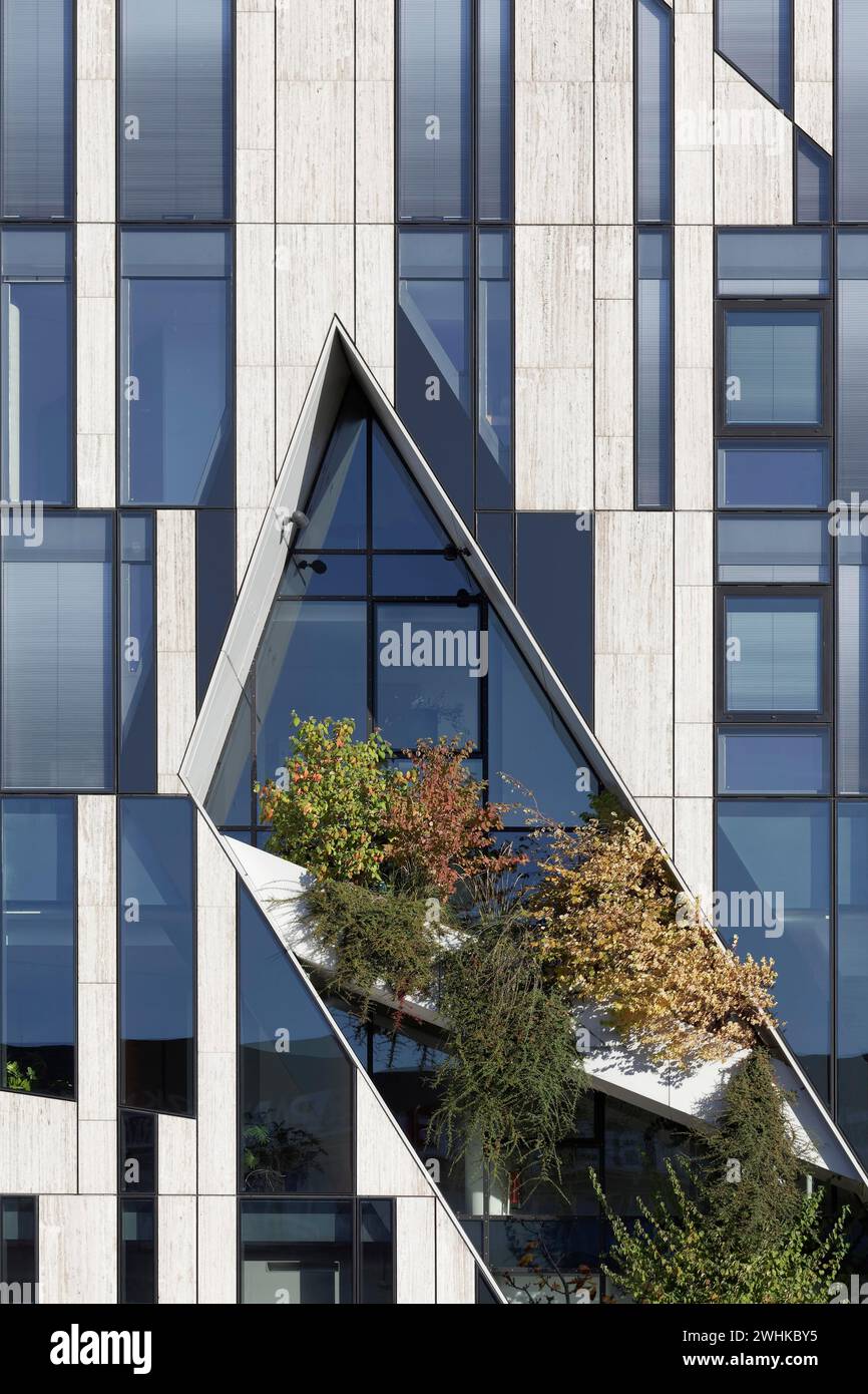 Façade verte sur le Koe-Bogen, immeuble commercial et de bureaux, architecture de Daniel Libeskind, Duesseldorf, Rhénanie du Nord-Westphalie, Allemagne Banque D'Images
