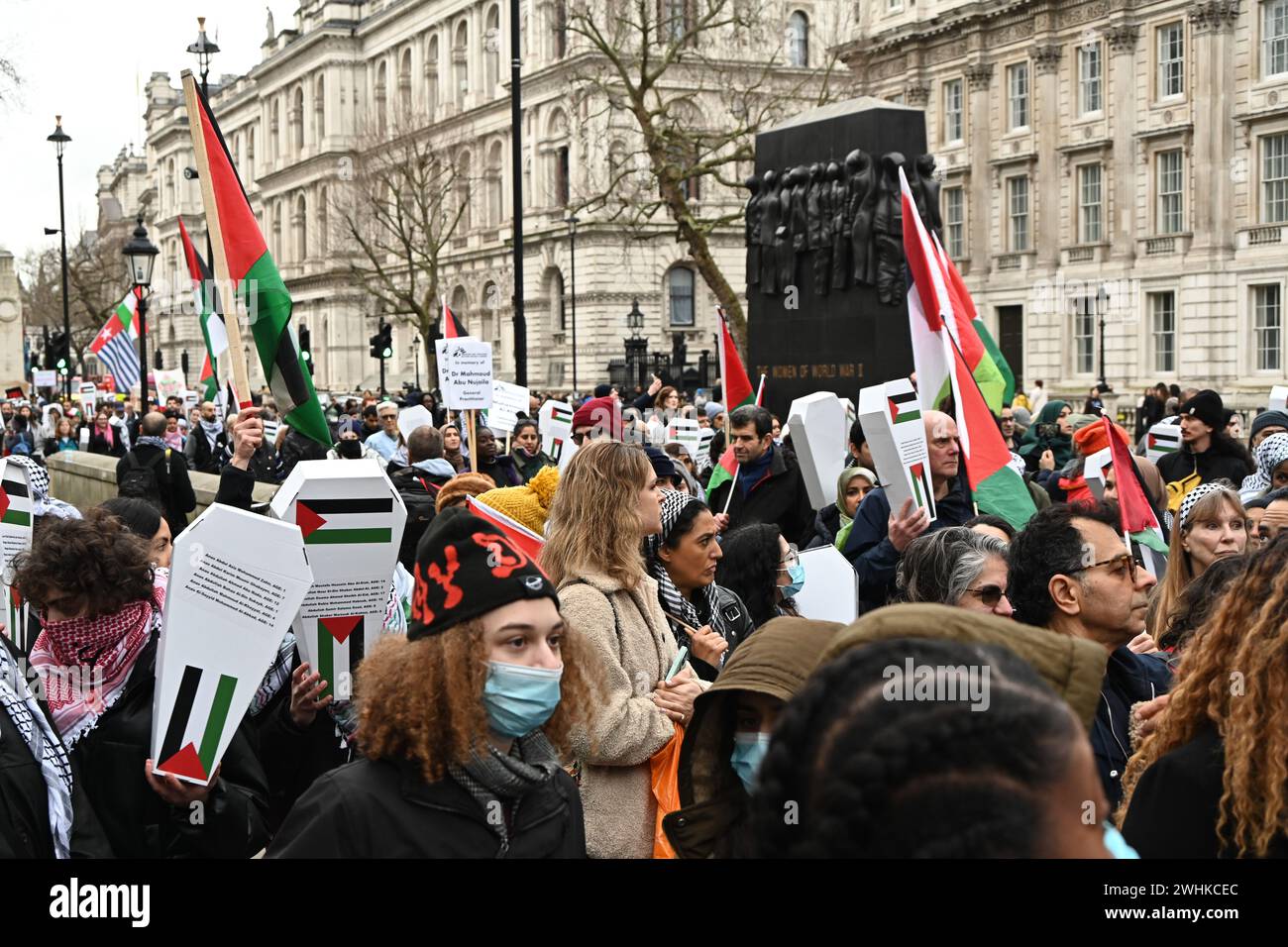 Londres, Royaume-Uni, 10 février 2024 : des milliers de partisans pro-palestiniens tiennent des centaines de cercueils en papier écrits avec les noms des enfants tués par Benjamin Netanyahu et des soldats israéliens. Un rassemblement a été organisé par des agents de santé pour la Palestine pour demander un remboursement à l'UNRWA en face de Downing Street. Les manifestants allèguent la complicité du gouvernement britannique dans le génocide de Gaza et exigent que le gouvernement britannique cesse d'armer les avions de chasse israéliens britanniques larguant des bombes tuant des enfants palestiens et mette fin immédiatement au fonds. Les agents de santé pour la Palestine réclament justice pour leurs agents de santé contre la WA israélienne Banque D'Images