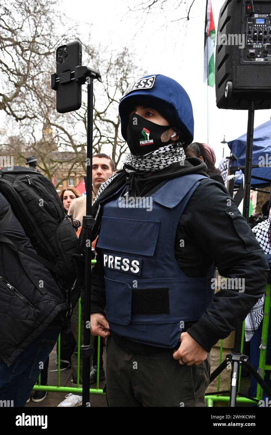 Londres, Royaume-Uni, 10 février 2024 : des milliers de partisans pro-palestiniens tiennent des centaines de cercueils en papier écrits avec les noms des enfants tués par Benjamin Netanyahu et des soldats israéliens. Un rassemblement a été organisé par des agents de santé pour la Palestine pour demander un remboursement à l'UNRWA en face de Downing Street. Les manifestants allèguent la complicité du gouvernement britannique dans le génocide de Gaza et exigent que le gouvernement britannique cesse d'armer les avions de chasse israéliens britanniques larguant des bombes tuant des enfants palestiens et mette fin immédiatement au fonds. Les agents de santé pour la Palestine réclament justice pour leurs agents de santé contre la WA israélienne Banque D'Images