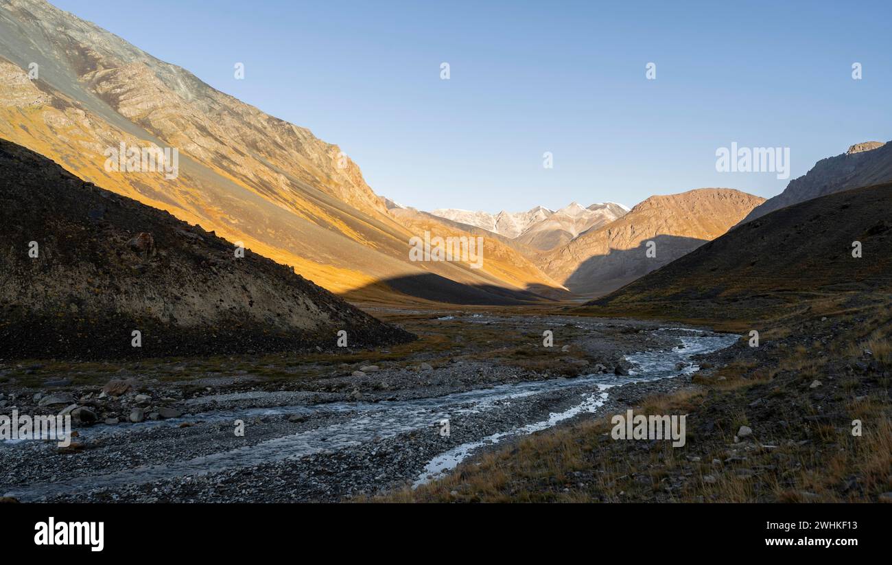 Col d'Arabel avec rivière, vallée de montagne le matin, paysage aride, vallée de Burkhan, Tien Shan, province d'Issyk Kul, Kirghizistan Banque D'Images