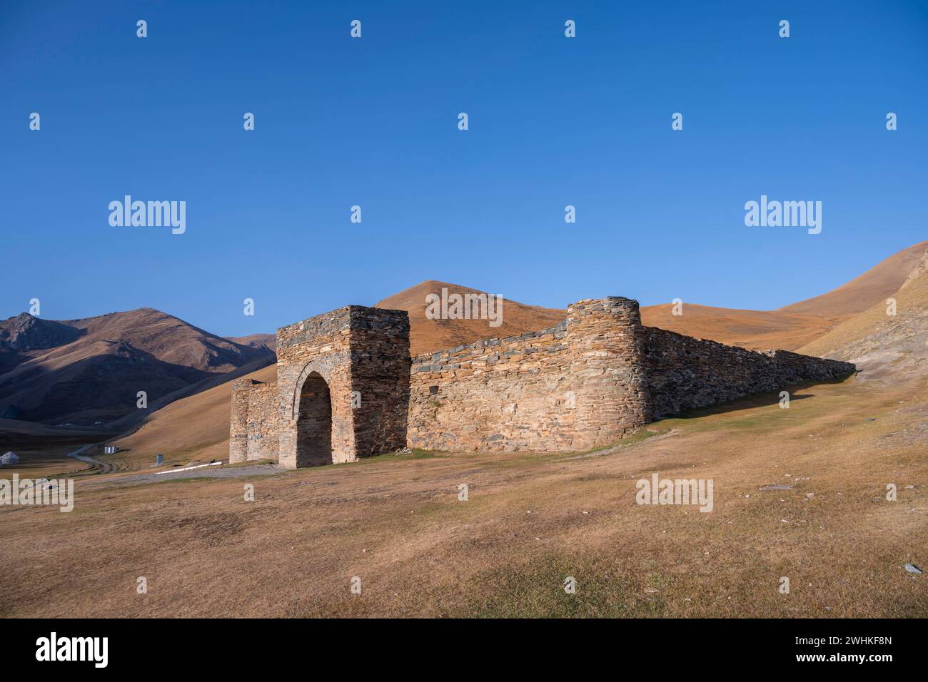 Caravansérail historique Tash Rabat du 15ème siècle, avec des collines jaunes, district d'Atbashy dans la région de Naryn, Kirghizistan Banque D'Images