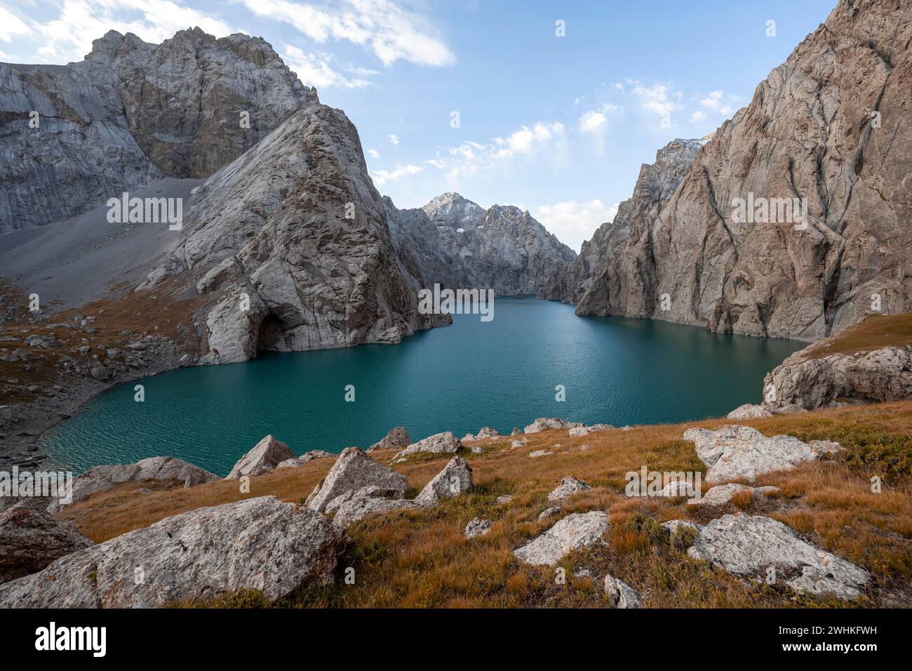 Lac de montagne Kol Suu, montagnes de Sary Beles, province de Naryn, Kirghizistan Banque D'Images