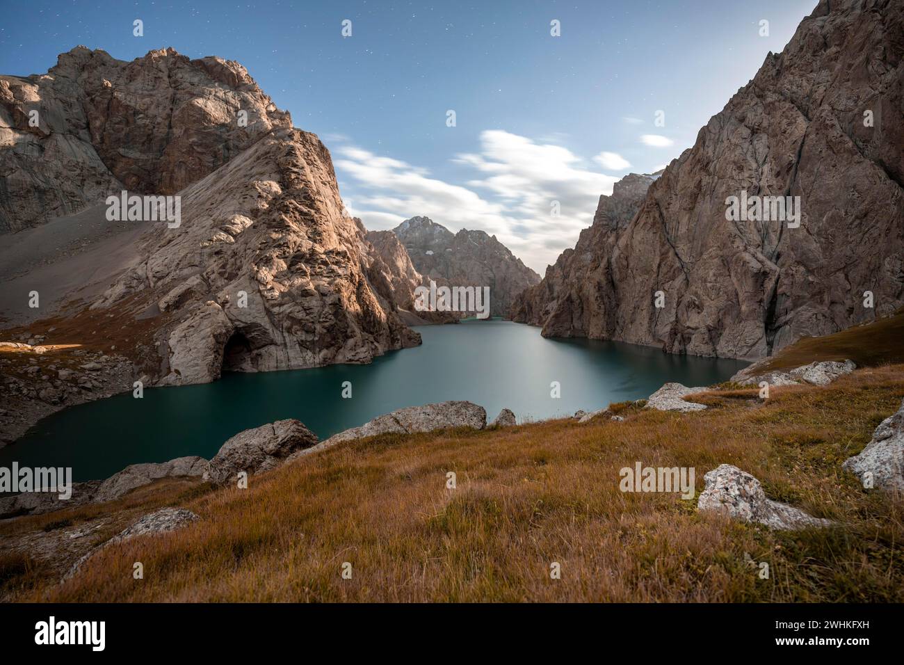 Lac de montagne Kol Suu, montagnes de Sary Beles, province de Naryn, Kirghizistan Banque D'Images