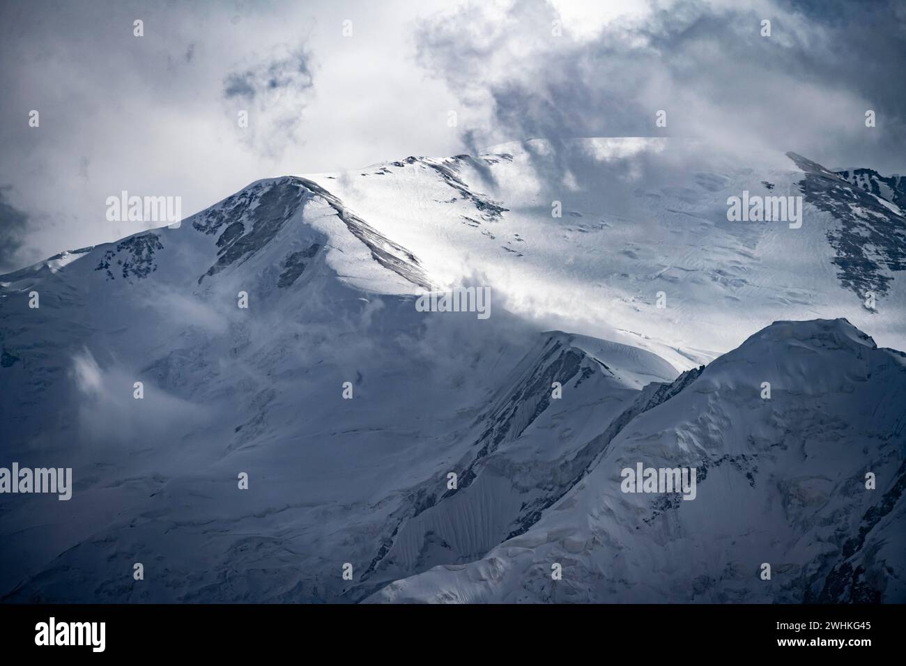 Paysage montagneux spectaculaire, vallée de montagne, derrière le pic de montagne glacié et enneigé Pik Lénine, montagnes TRANS Alay, montagnes Pamir, OCH Banque D'Images