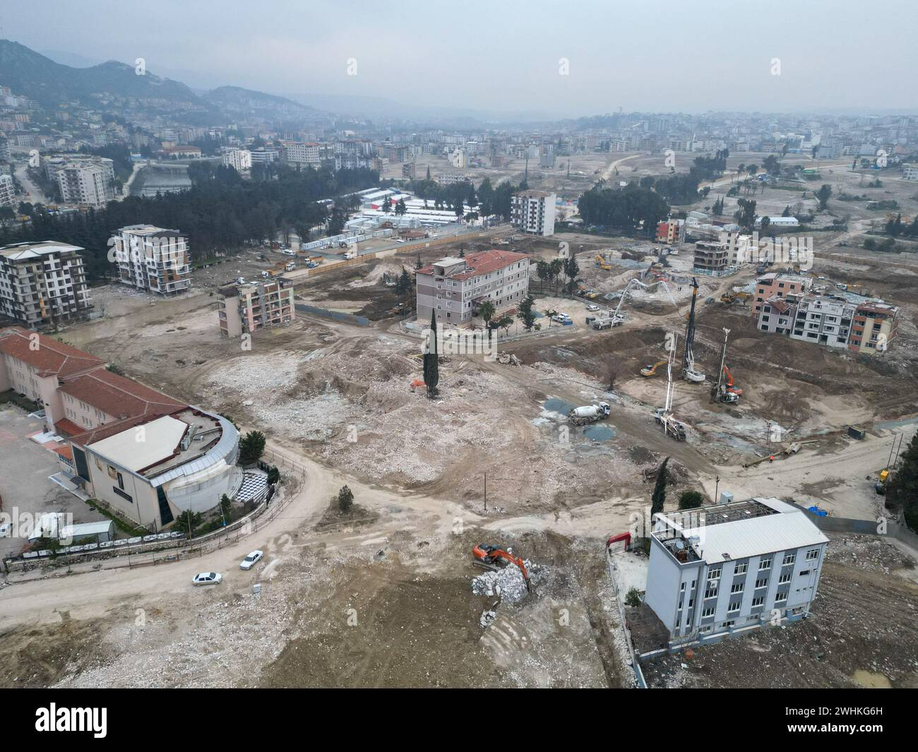 (NOTE DE LA RÉDACTION : image prise avec un drone)une vue aérienne du centre-ville d’Antakya dans la province de Hatay montre l’effet dévastateur du tremblement de terre après un an du tremblement de terre. Cette semaine, la Turquie a commémoré le premier anniversaire du tremblement de terre qui a tué plus de 53 000 personnes dans le pays et laissé plus de 3 millions de personnes sans logement. Hatay est l'une des villes les plus durement touchées par le tremblement de terre du 6 février 2023. Banque D'Images