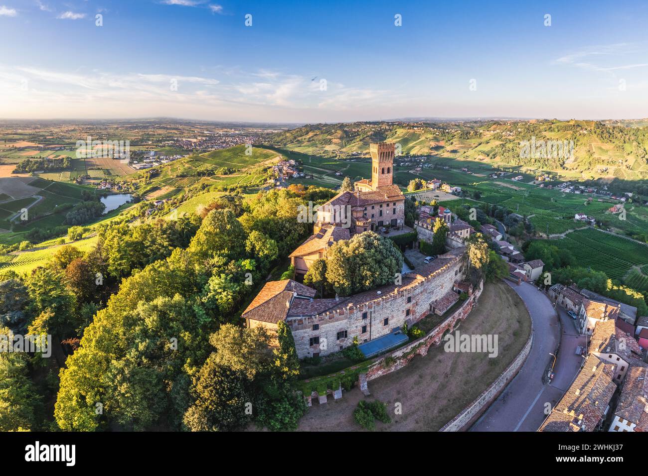 Vue aérienne du château de Cigognola avec son vignoble en arrière-plan, Oltrepo Pavese, Pavie, Lombardie, Italie Banque D'Images
