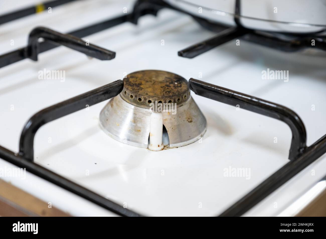 vieille cuisinière à gaz en cuivre rustique sur fond blanc doit être nettoyée Banque D'Images