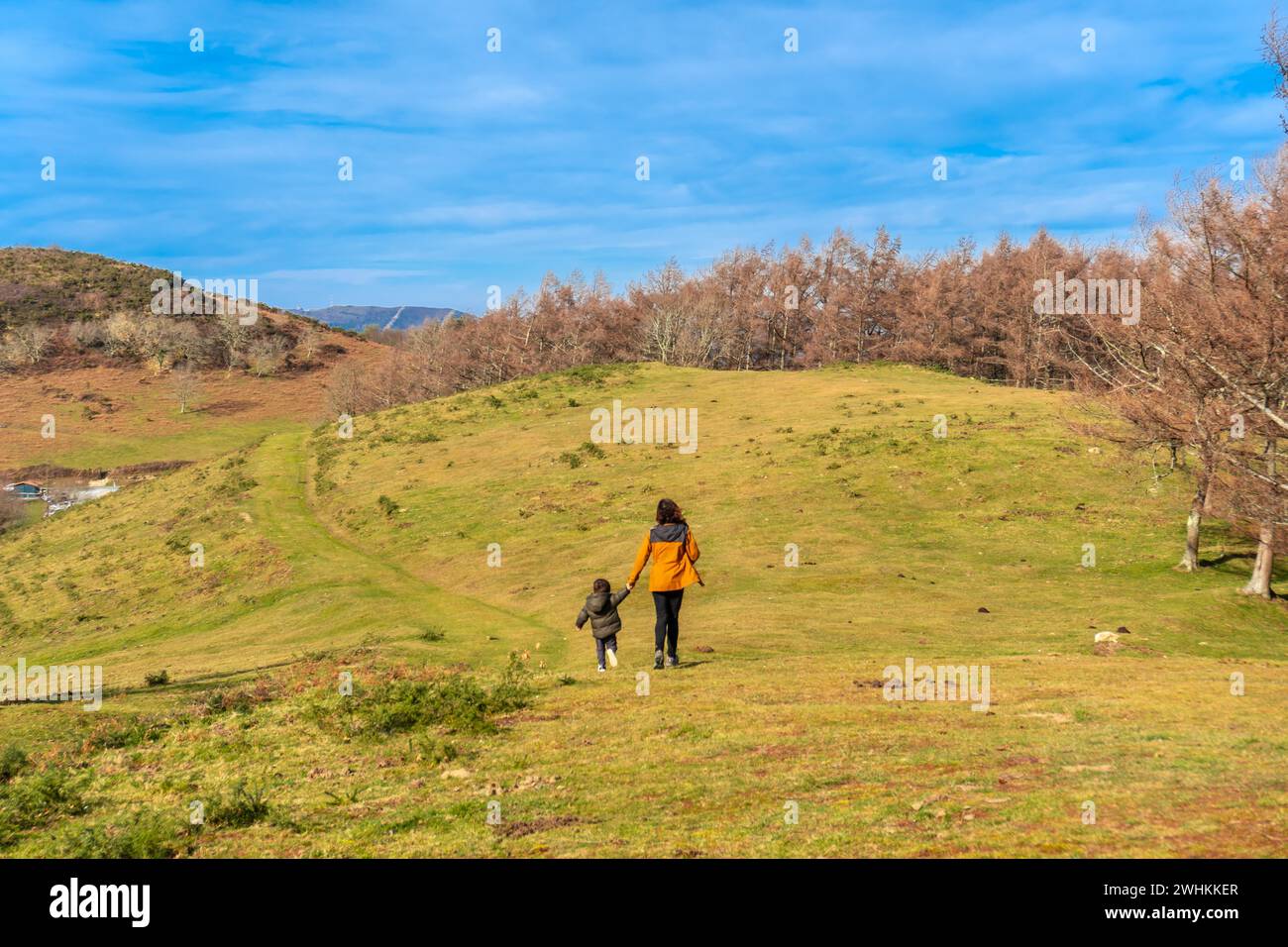 Mère avec son fils marchant très heureux à travers les montagnes ensemble à Erlaitz à Irun, pays Basque Banque D'Images