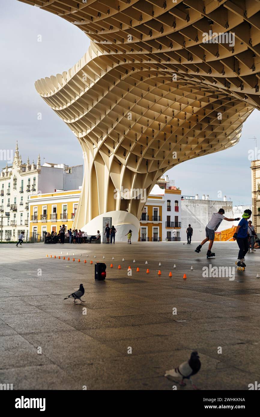 Patineurs en ligne et piétons sur la Plaza Mayor, Metropol Parasol, Séville, Andalousie, Espagne Banque D'Images