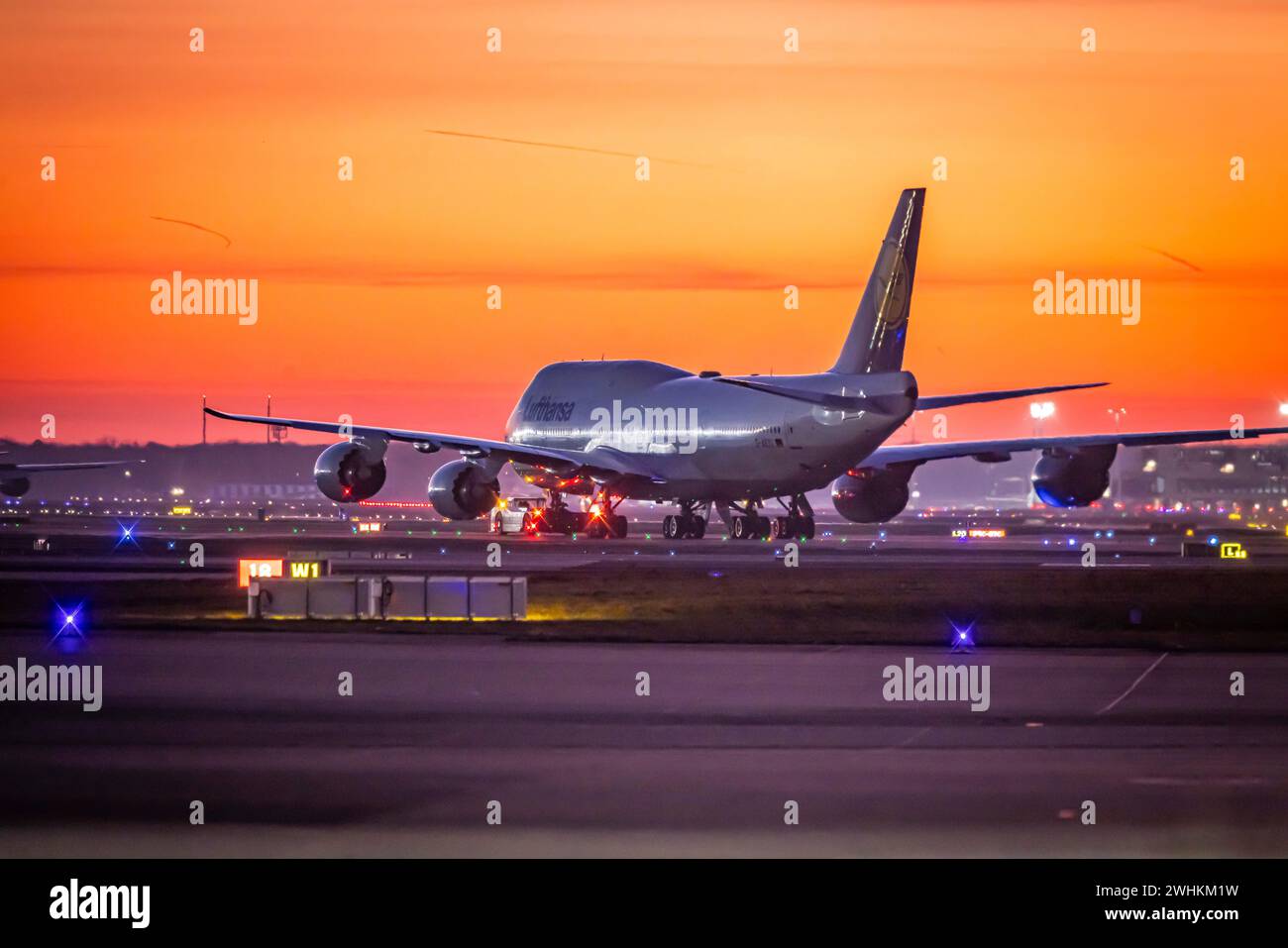 Tôt le matin devant le lever du soleil à l'aéroport, un avion géant est prêt pour le décollage sur la piste, Fraport, Francfort-sur-le-main, Hesse Banque D'Images