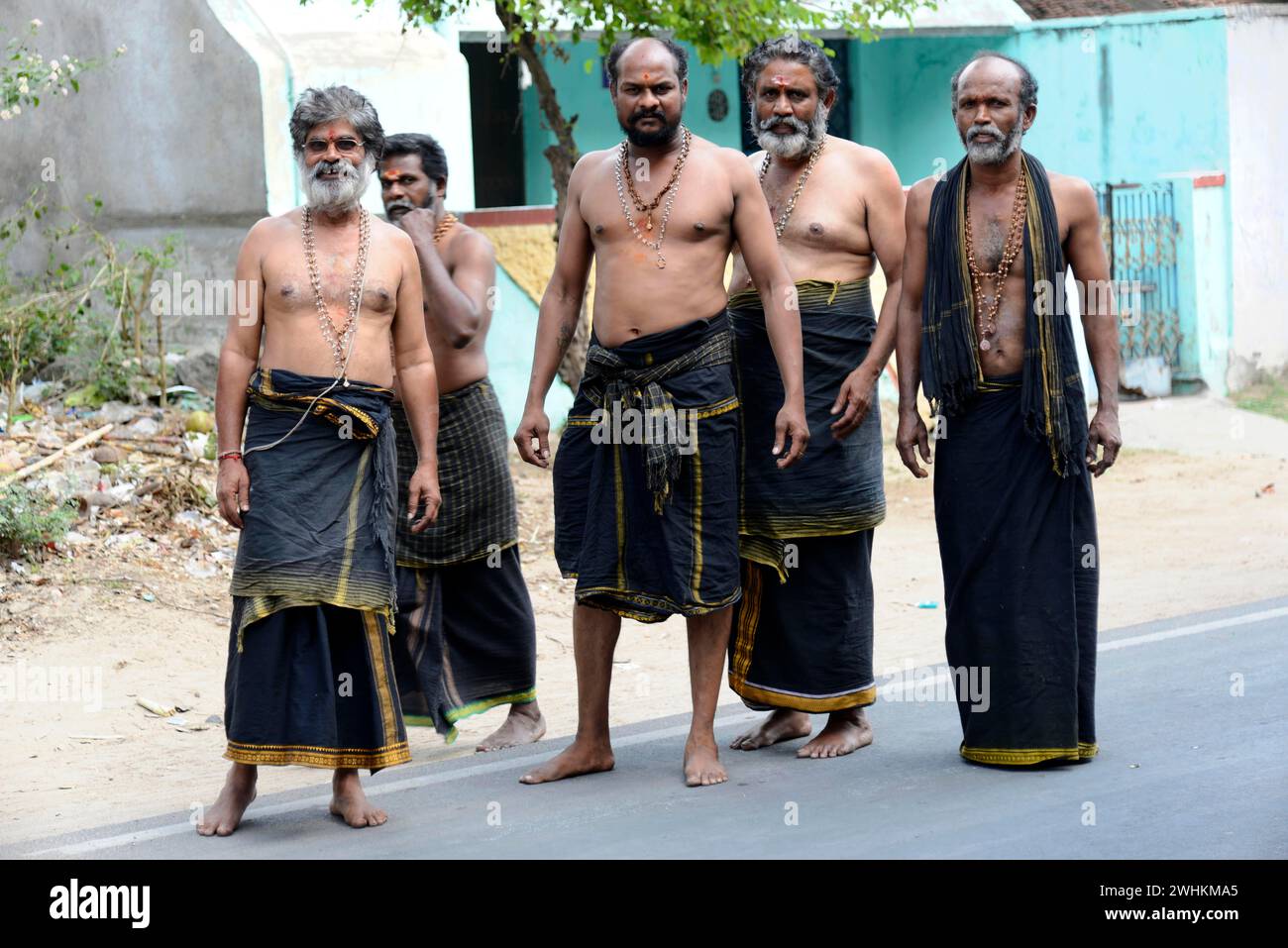 Pèlerins, dévots en route vers le temple Vishnu Varadaraja, Kanchipuram, Tamil Nadu, Inde du Sud, Inde Banque D'Images