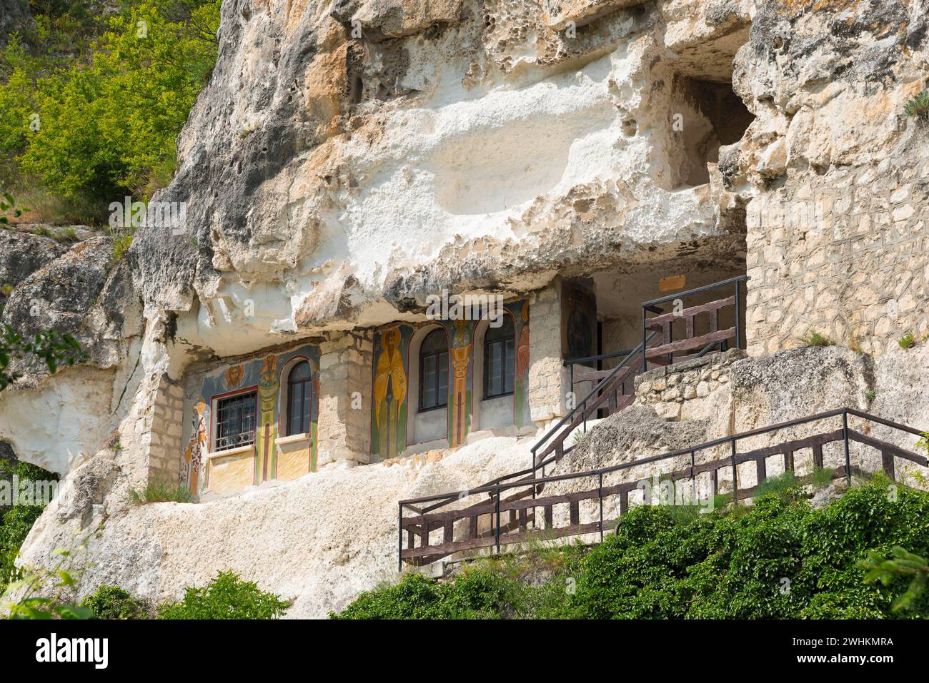 Une demeure de grotte traditionnelle construite dans la roche avec des balustrades, monastère de grotte orthodoxe bulgare, monastère de roche, monastère Basarbovsky, Basarbovsky Banque D'Images