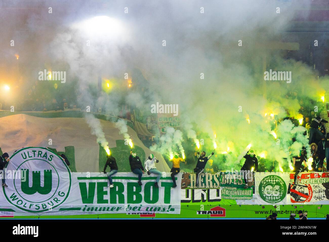 Match de football, fans de VFL Wolfsburg avec pyrotechnie, stade de football Voith-Arena, Heidenheim Banque D'Images