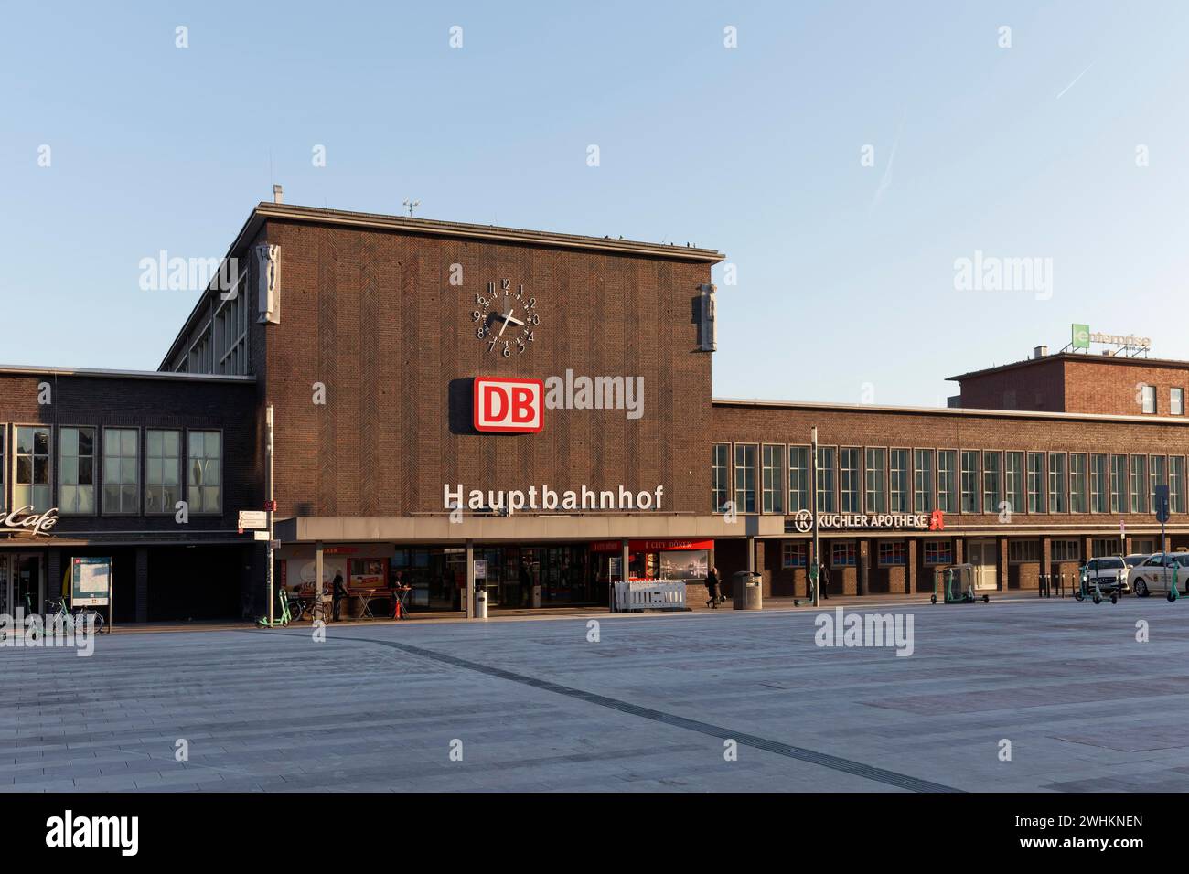 Gare principale de Duisbourg, parvis déserté en raison d'une grève du syndicat allemand des conducteurs de train, GDL, Duisbourg, Rhénanie du Nord-Westphalie, Allemagne Banque D'Images