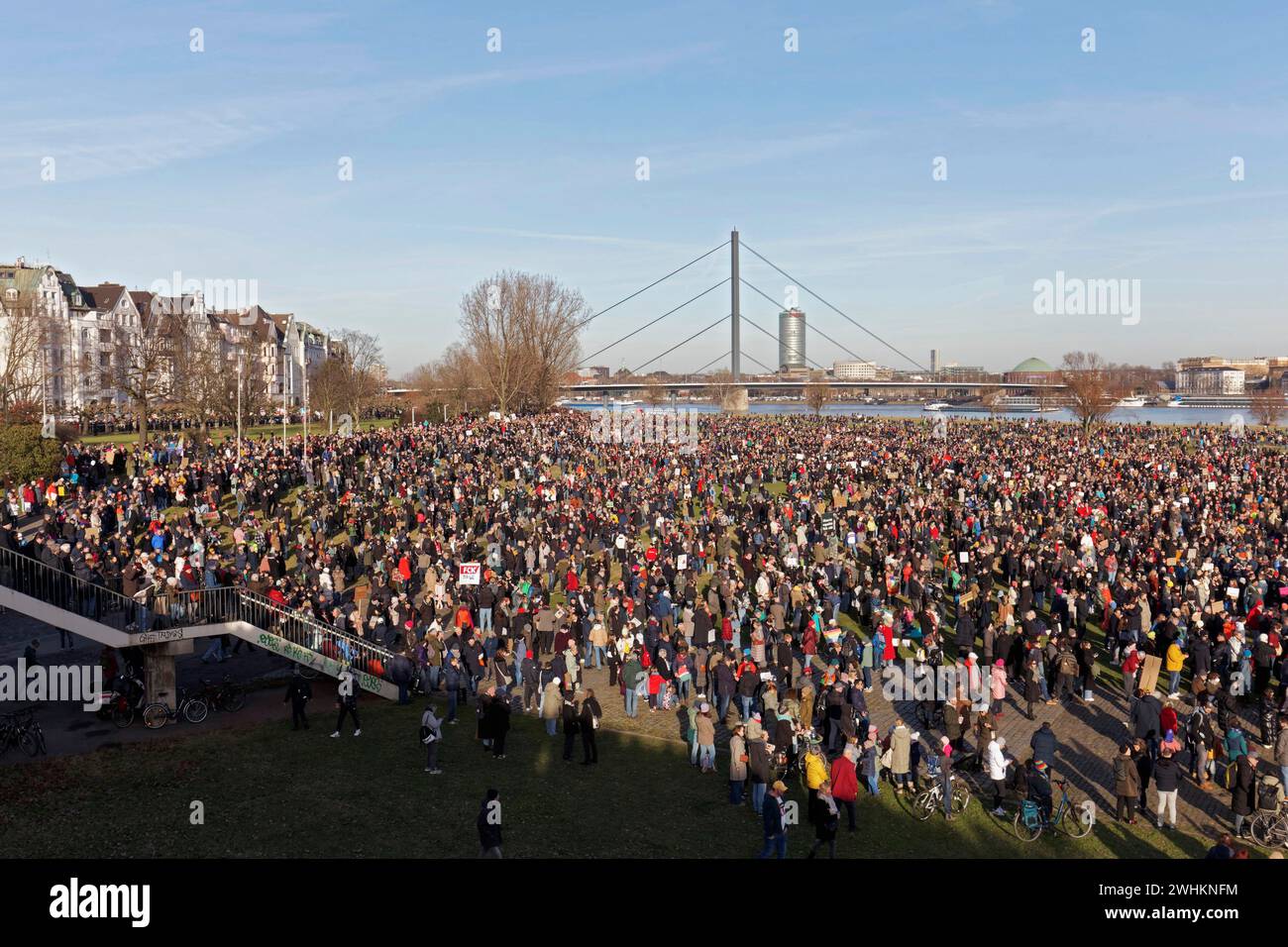 Grande manifestation contre l'extrémisme de droite et l'AFD le 27 janvier 2024 à Duesseldorf, rassemblement principal avec 100 000 participants sur le Rhin Banque D'Images