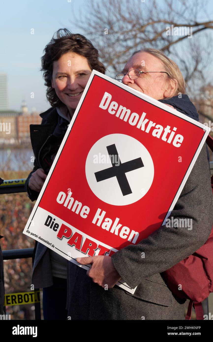 Manifestants avec bannière, démocratie sans crochet, grande manifestation contre l'extrémisme de droite et l'AFD le 27 janvier 2024 à Duesseldorf Banque D'Images