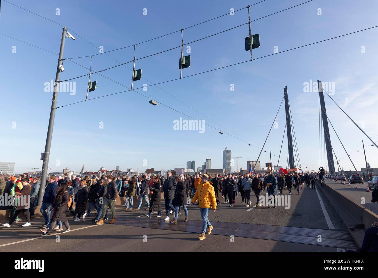 Des manifestants défilent à travers le pont de Rheinknie, grande manifestation contre l'extrémisme de droite et l'AFD le 27 janvier 2024 à Duesseldorf, au Nord Banque D'Images