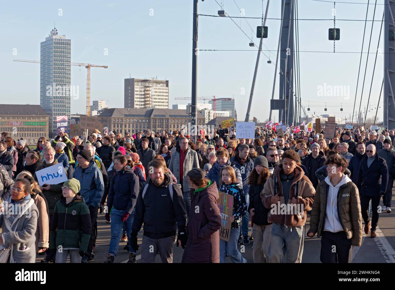 Des manifestants défilent à travers le pont de Rheinknie, grande manifestation contre l'extrémisme de droite et l'AFD le 27 janvier 2024 à Duesseldorf, au Nord Banque D'Images