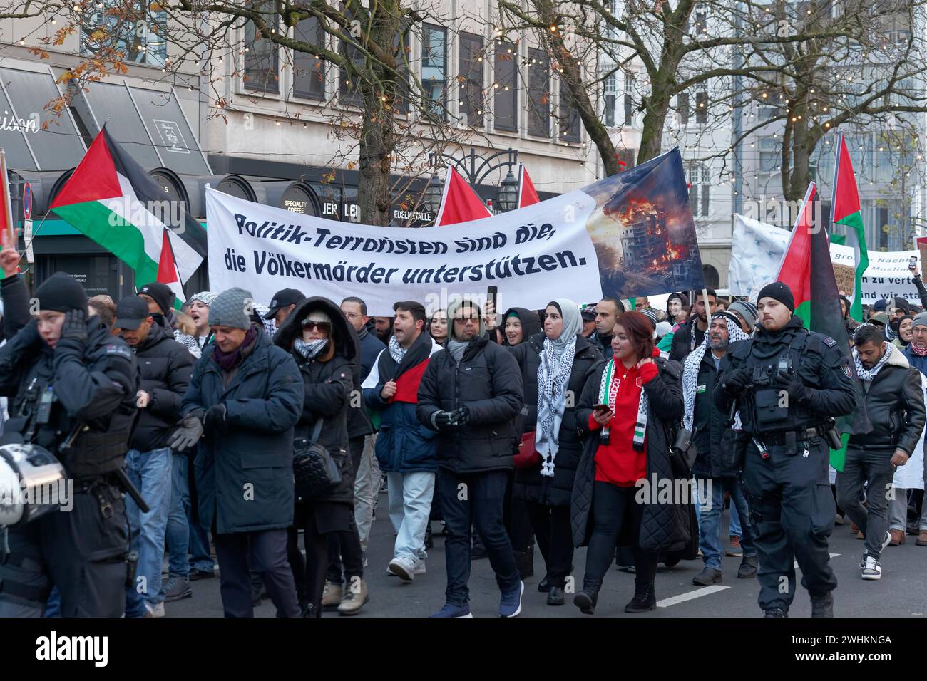 Manifestants avec des bannières génocide sur Koenigsallee, manifestation pro Palestine le 2 décembre 2023 à Duesseldorf, Rhénanie du Nord-Westphalie, Allemagne Banque D'Images